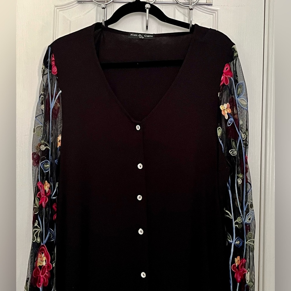 KIM & CAMI WOMENS TOP, BLACK, floral sleeves, size large